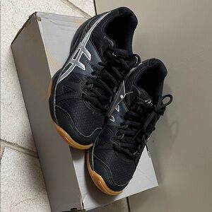 ASICS Kid's Gel UpCourt Sneakers - Non Marking Soles -Size 2 1/2 - Brand New